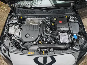 MERCEDES-BENZ CLA 180 7G-DCT Progressive  MBUX PREMIUM