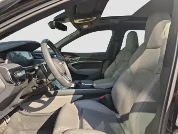 AUDI Q8 S line 55 e-tron quattro 300 kW