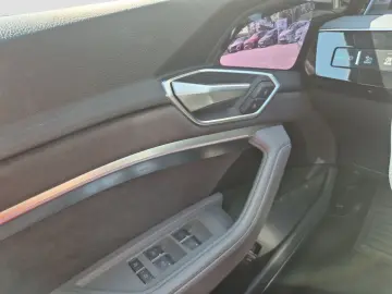 AUDI Q8 S line 55 e-tron quattro 300 kW