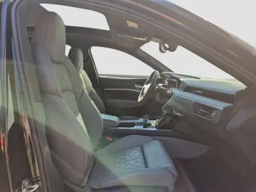 AUDI Q8 S line 55 e-tron quattro 300 kW