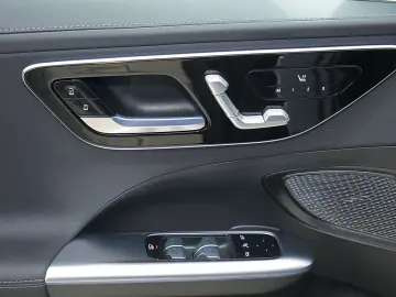 MERCEDES-BENZ C 300 de 4MATIC Limo AMG DISTR PANO AHK MEMORY