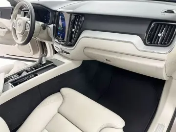 ANDERE Volvo XC60 B4 (d) AWD AUT PLUS DARK   AUTOCARRO