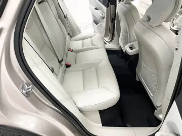 ANDERE Volvo XC60 B4 (d) AWD AUT PLUS DARK   AUTOCARRO