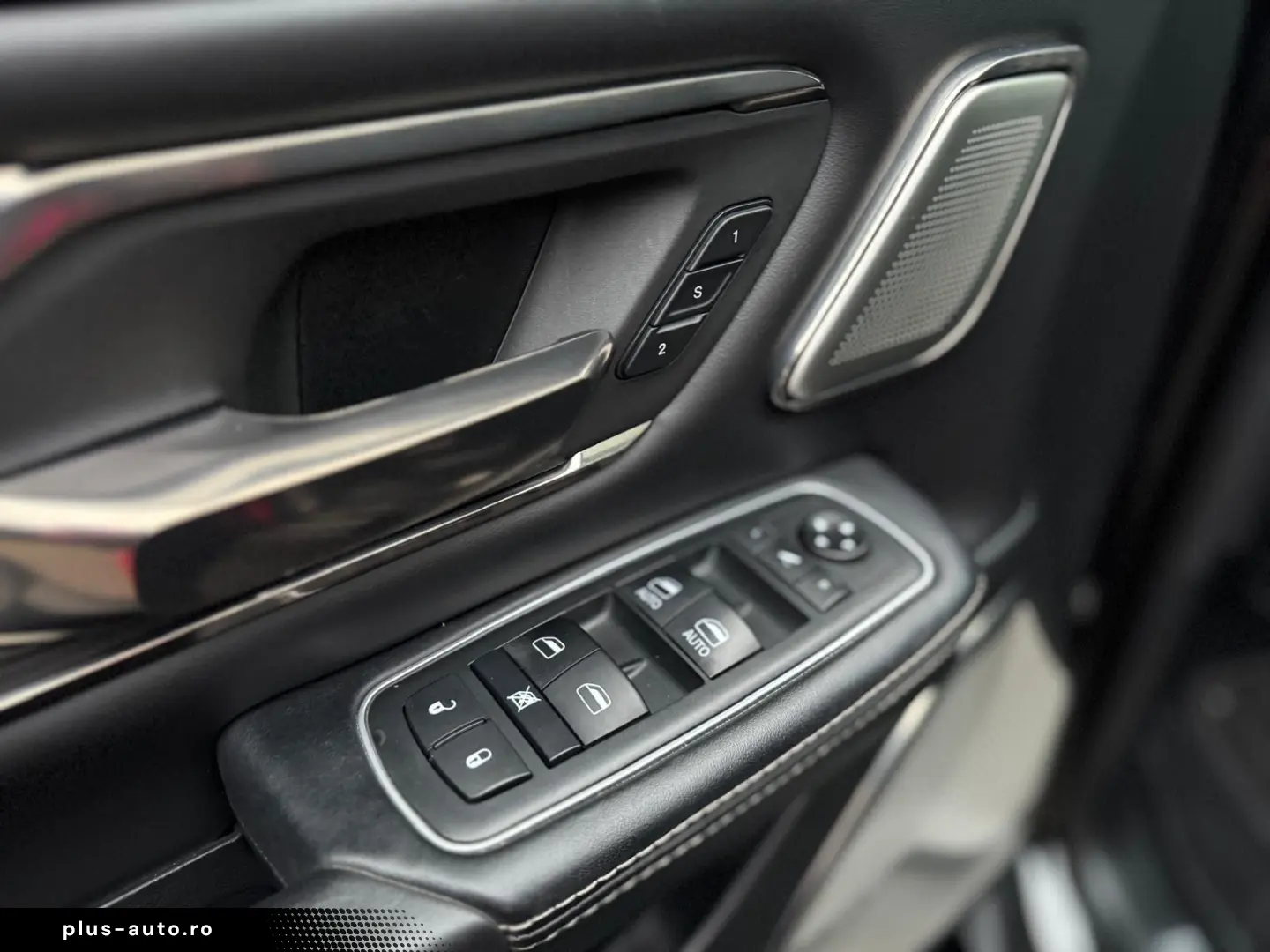 DODGE CLEAN CARFAX LIMITED PANO LUFT RAMBOX AHK NAVI