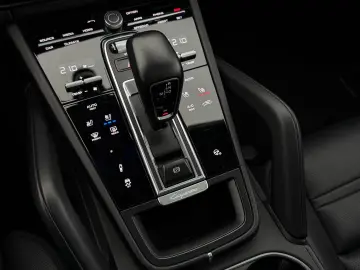 PORSCHE Cayenne Coupe GTS ACC HUD PDCC Massage STHZ