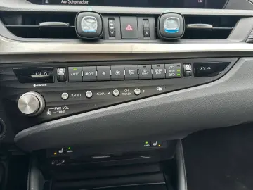 LEXUS ES 300h Explore Led 1.Hand Scheckheft Leder