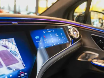 MERCEDES-BENZ EQE 500 4M AMG Line Premium Plus HYPERSCREEN