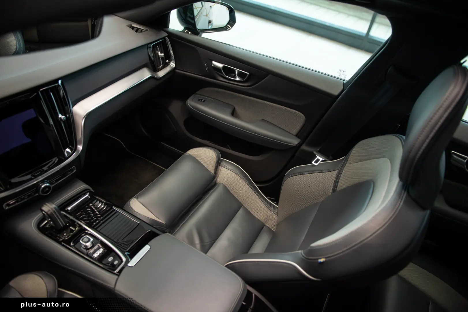 Volvo S60 Recharge 2.0 AWD R Design