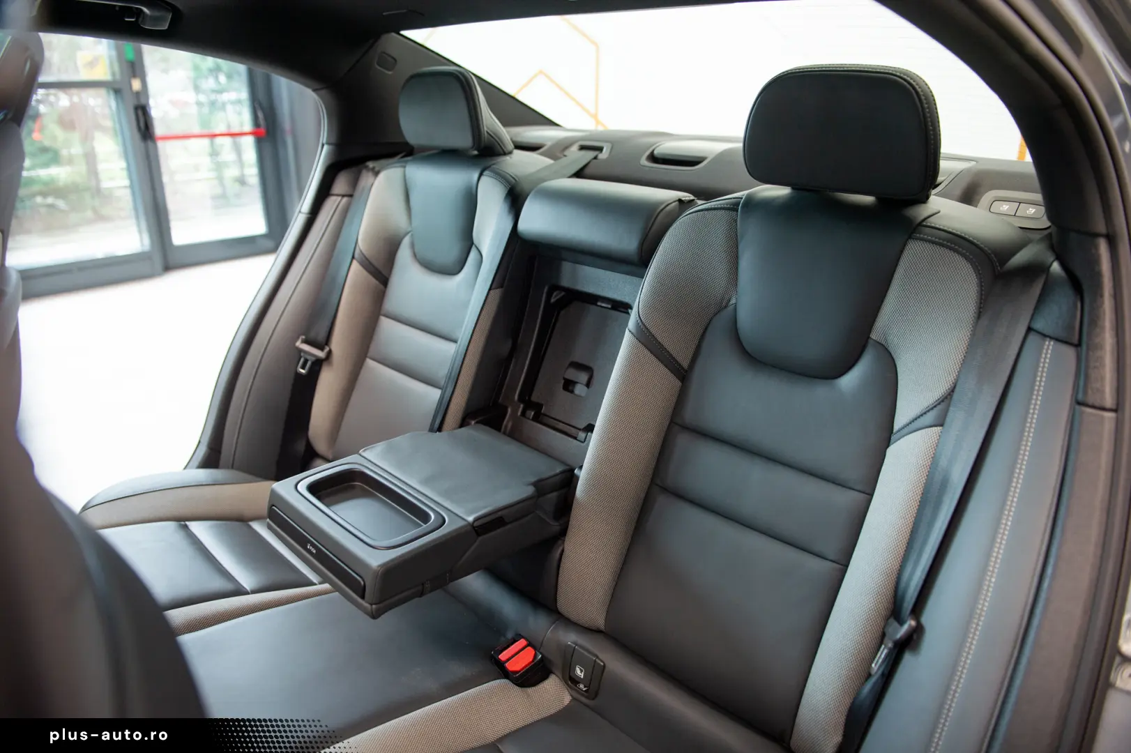 Volvo S60 Recharge 2.0 AWD R Design