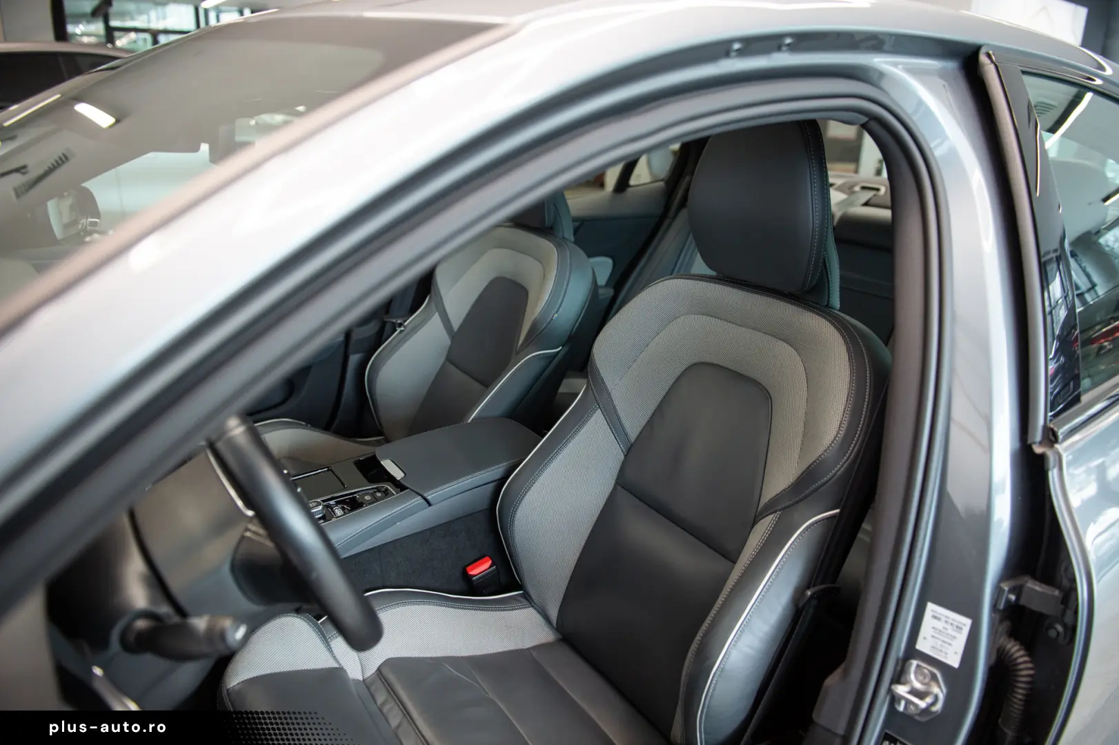 Volvo S60 Recharge 2.0 AWD R Design