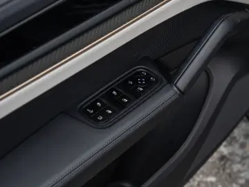 PORSCHE Cayenne E-Hybrid AHK Luftfederung InnoDrive HUD