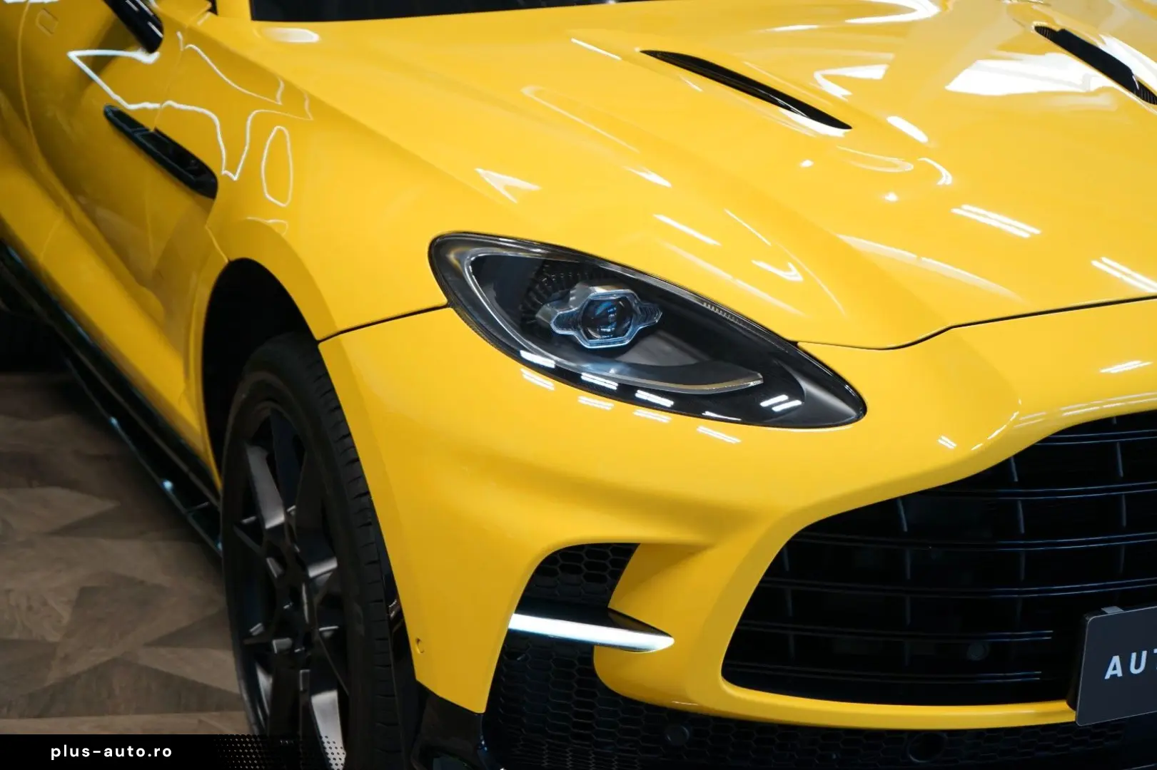 ASTON MARTIN DBX707 CERAMIC BLACK