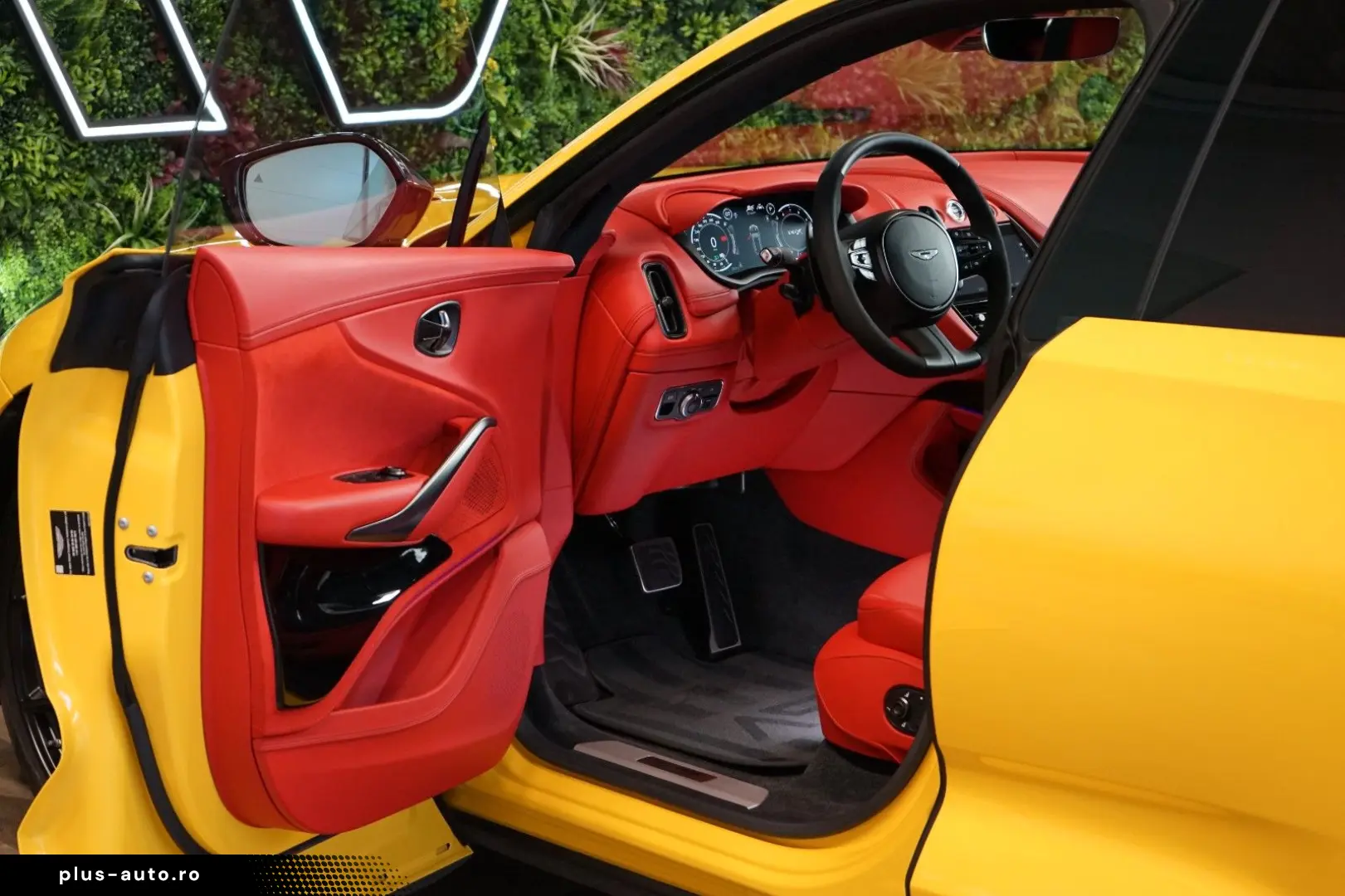 ASTON MARTIN DBX707 CERAMIC BLACK