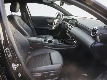 MERCEDES-BENZ A 180 PROGRESSIVE MBUX NIGHT KAMERA APPLE LED