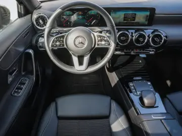 MERCEDES-BENZ A 180 PROGRESSIVE MBUX NIGHT KAMERA APPLE LED