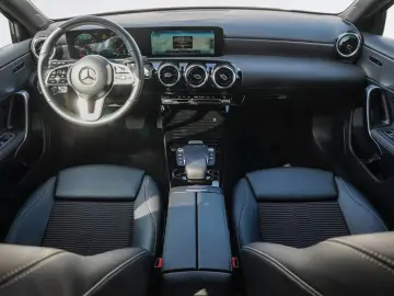 MERCEDES-BENZ A 180 PROGRESSIVE MBUX NIGHT KAMERA APPLE LED