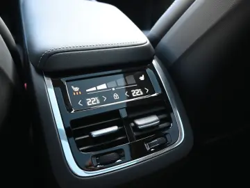 VOLVO XC60 B5 AWD Ultra Dark LUFT 360  ACC AHK