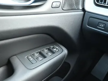 VOLVO XC60 B5 AWD Ultra Dark LUFT 360  ACC AHK