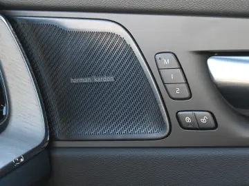 VOLVO XC60 B5 AWD Ultra Dark LUFT 360  ACC AHK