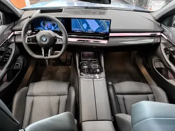 BMW i5 eDrive40 M Sport HUD PANO
