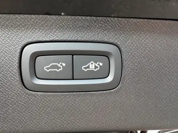 VOLVO XC90 T8 AWD Ultra 22 Pano Luft AHK 360  HUD Mass