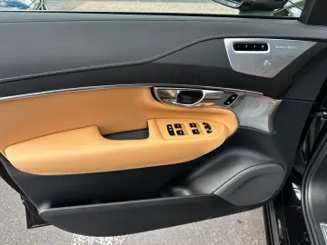 VOLVO XC90 T8 AWD Ultra 22 Pano Luft AHK 360  HUD Mass