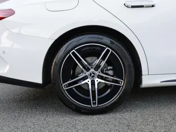 MERCEDES-BENZ E 220 d AMG Sport AHK Distr. LED Navi