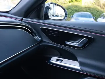 MERCEDES-BENZ E 220 d AMG Sport AHK Distr. LED Navi