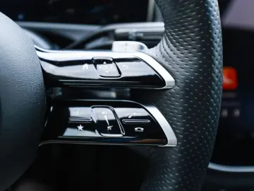 MERCEDES-BENZ E 220 d AMG Sport AHK Distr. LED Navi