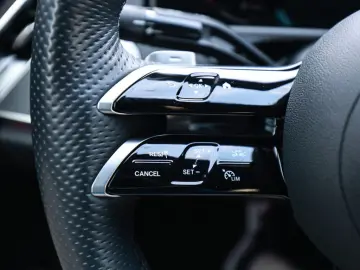 MERCEDES-BENZ E 220 d AMG Sport AHK Distr. LED Navi