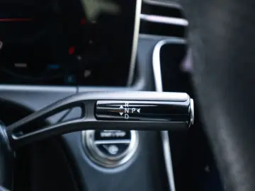 MERCEDES-BENZ E 220 d AMG Sport AHK Distr. LED Navi