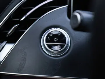 MERCEDES-BENZ E 220 d AMG Sport AHK Distr. LED Navi