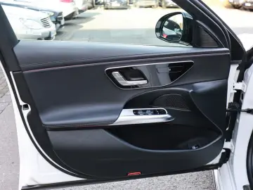 MERCEDES-BENZ E 220 d AMG Sport AHK Distr. LED Navi