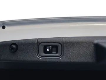 MERCEDES-BENZ E 220 d AMG Sport AHK Distr. LED Navi