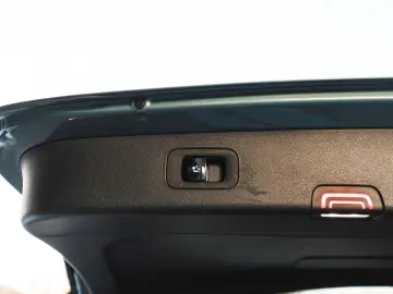 MERCEDES-BENZ E 300 e T AMG Sport AHK Distr. LED Navi