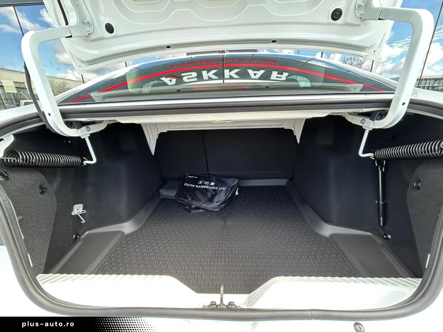 Dacia Logan ECO-G 100 MT6 Expression 2025