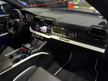 LAMBORGHINI Urus SE NOVITEC ESTESO WIDEBODY CARBON B&O 23
