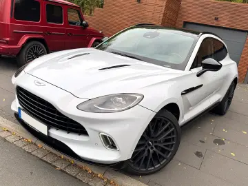 ASTON MARTIN DBX 550 Black Pack Panorama