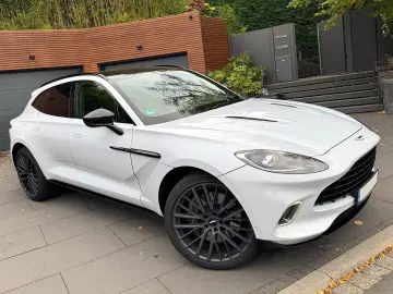 ASTON MARTIN DBX 550 Black Pack Panorama