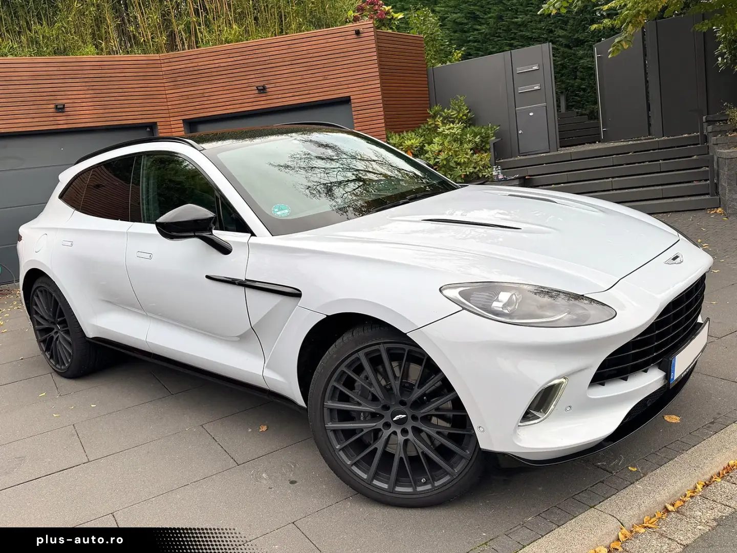 ASTON MARTIN DBX 550 Black Pack Panorama
