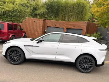 ASTON MARTIN DBX 550 Black Pack Panorama