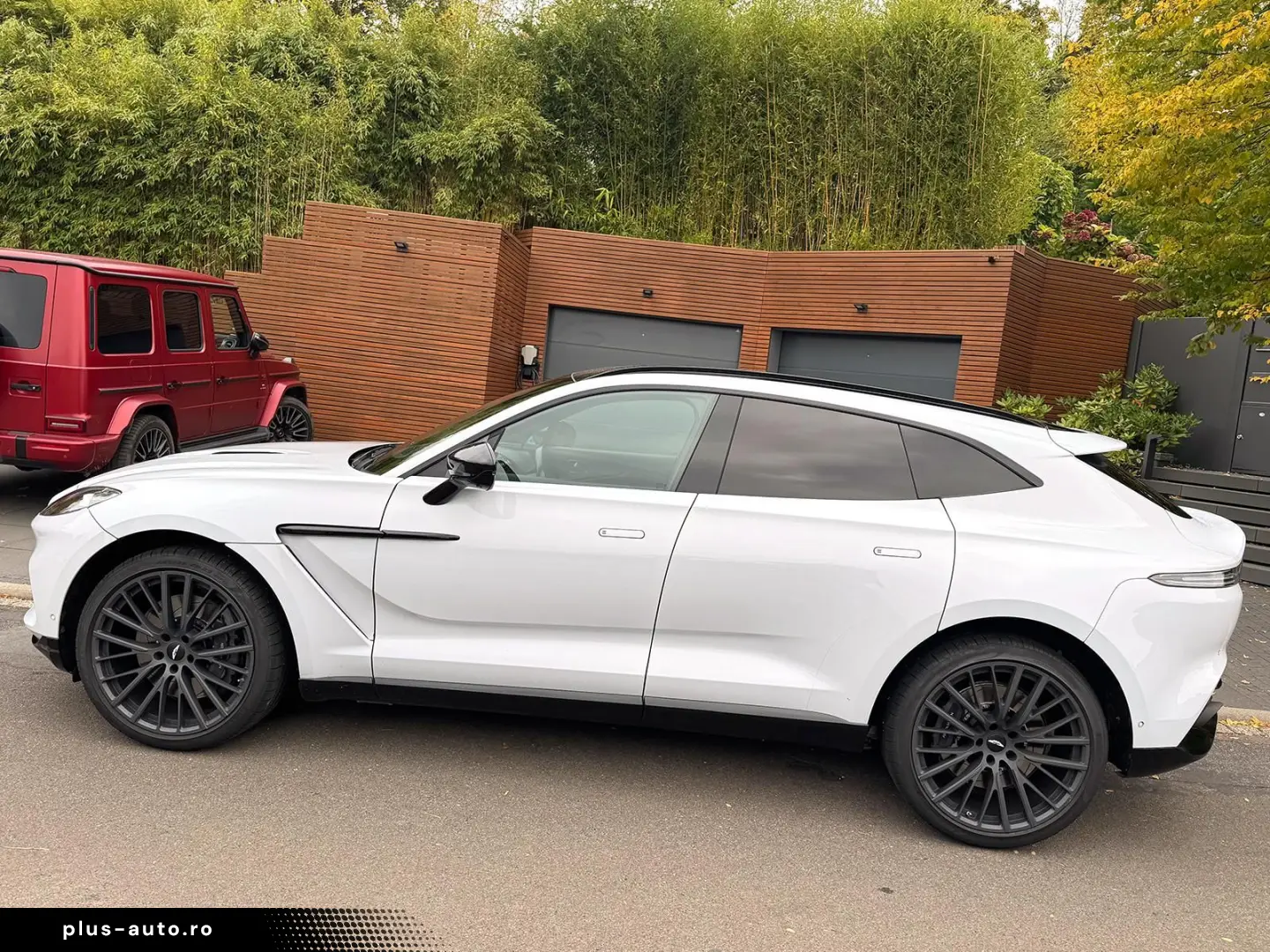 ASTON MARTIN DBX 550 Black Pack Panorama
