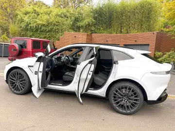 ASTON MARTIN DBX 550 Black Pack Panorama