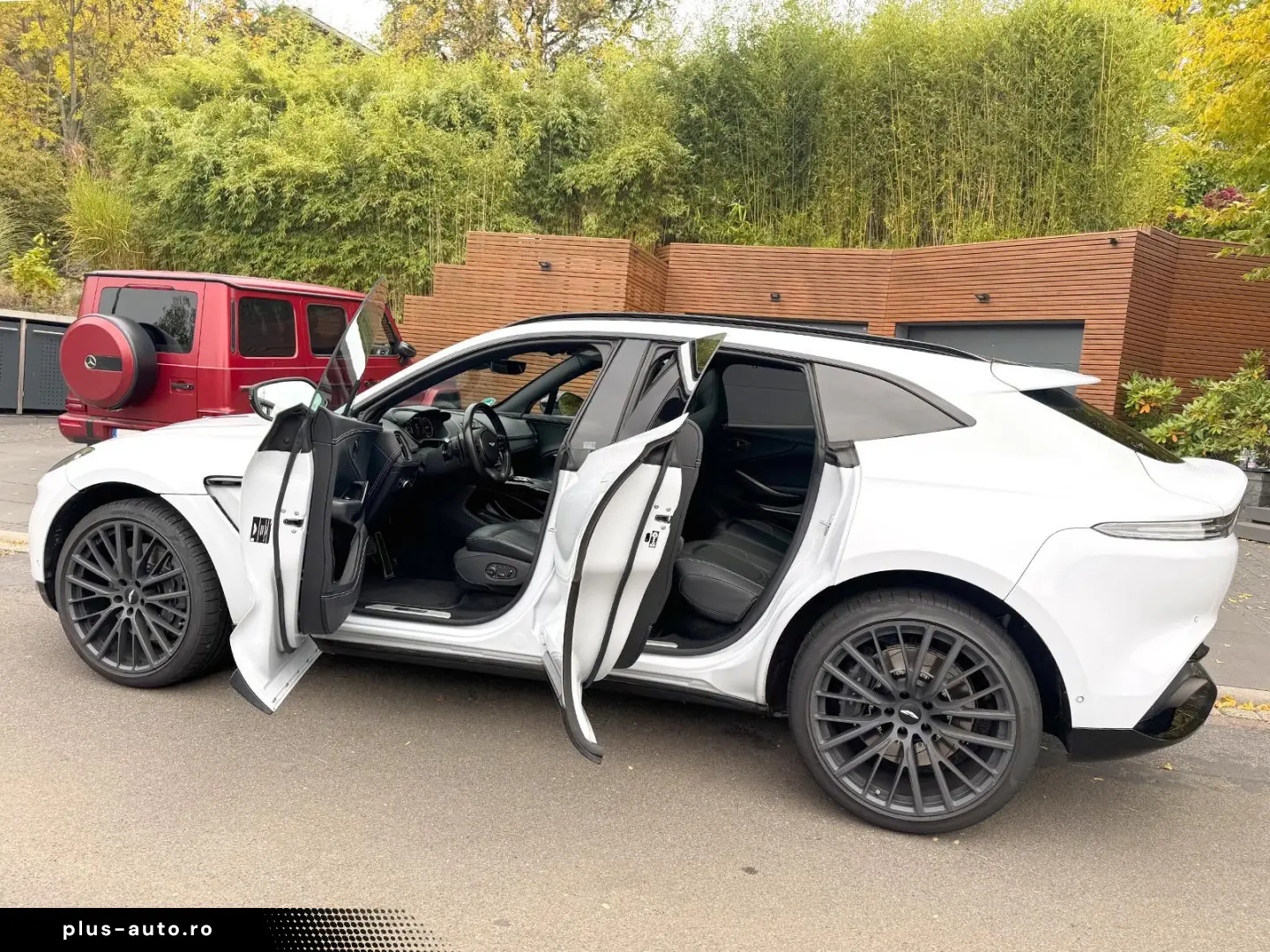 ASTON MARTIN DBX 550 Black Pack Panorama