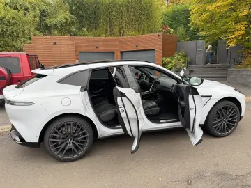 ASTON MARTIN DBX 550 Black Pack Panorama