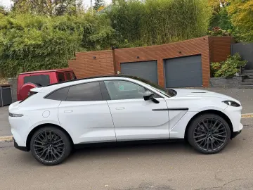 ASTON MARTIN DBX 550 Black Pack Panorama