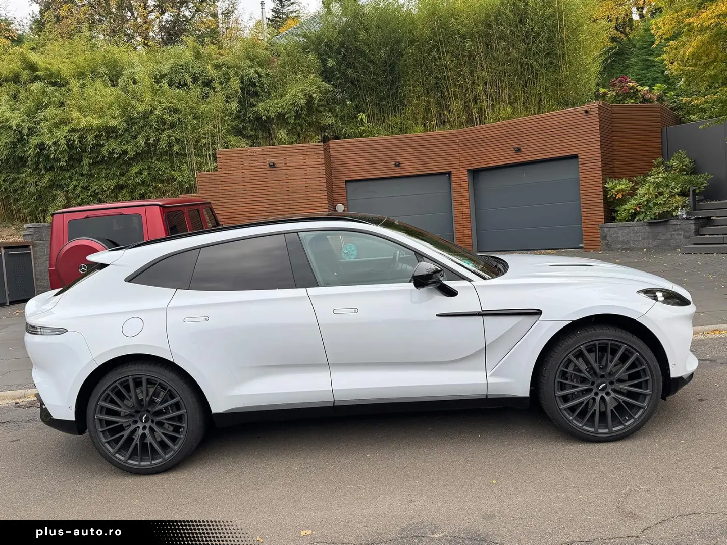 ASTON MARTIN DBX 550 Black Pack Panorama