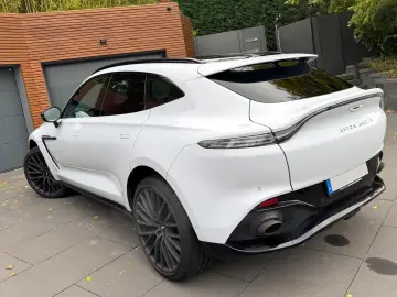 ASTON MARTIN DBX 550 Black Pack Panorama