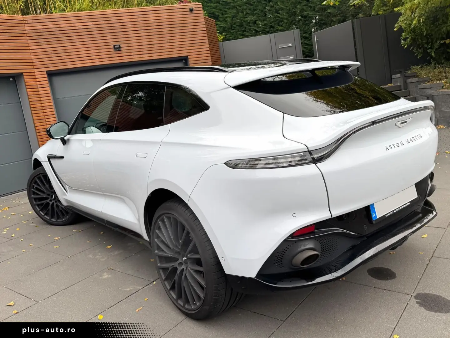 ASTON MARTIN DBX 550 Black Pack Panorama