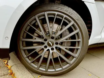 ASTON MARTIN DBX 550 Black Pack Panorama